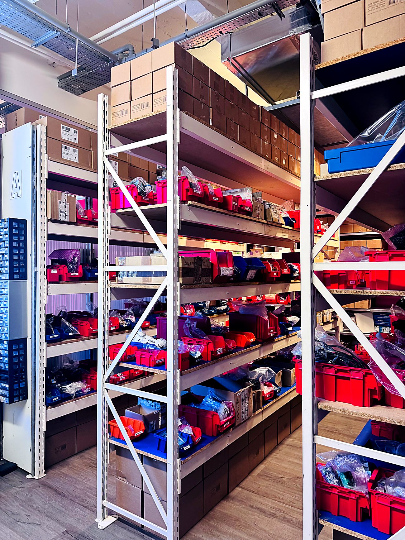 Stock de pièces détachées à Vanves